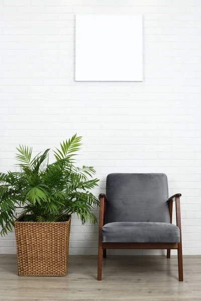 Comfortabele Fauteuil Mooie Kamerplant Leeg Doek Witte Bakstenen Achtergrond — Stockfoto