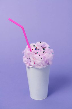 Viiolet arka planında pembe köpüklü milkshake 'in kavramsal görüntüsü