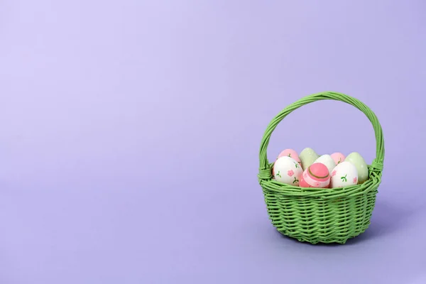 Green Basket Easter Eggs Violet Background — Stock Photo, Image