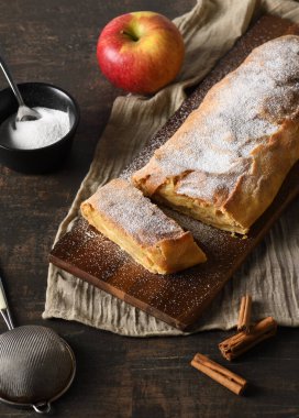 Tuzlu bisküvi, kap kacak ve malzemelerle birlikte.