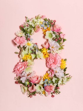 8 Mart, pembe arka planda çiçek aranjmanı