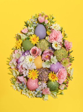 Sarı arka planda çiçekli Paskalya yumurtaları