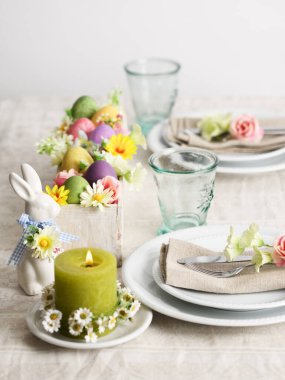 Paskalya yemeği için dekore edilmiş masa.