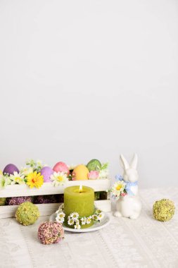 Mum, tavşan ve çok renkli Paskalya yumurtaları.