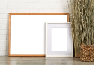 Kuru ot ve sepetle resim çerçevelerini düzenle