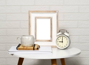 Ev eşyalarıyla birlikte beyaz resim çerçevesi