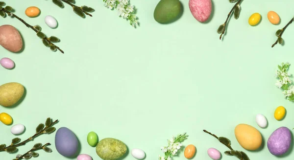 Disposizione Uova Pasqua Rami Salice Sfondo Verde — Foto Stock