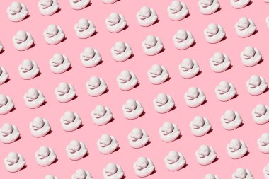 Pembe arkaplanda beyaz ördek deseni