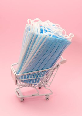 Ameliyat maskesi konsepti olan alışveriş arabası.