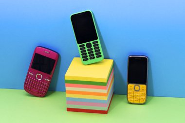 Parlak renkli eski cep telefonlarının düzenlenmesi