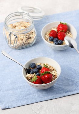 Böğürtlenli ve tahıllı kaseler.