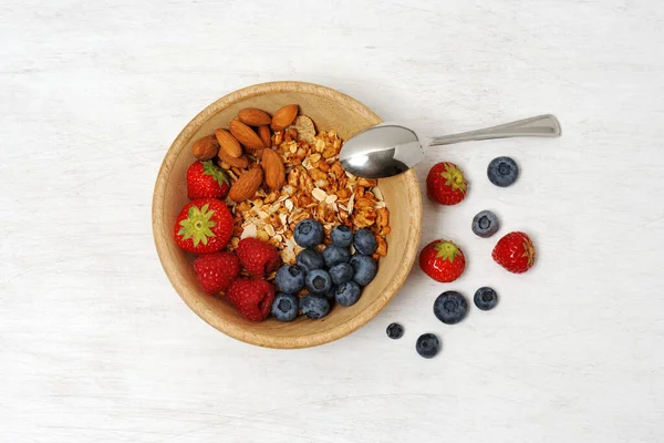 Meyve ve mısır gevreğiyle dolu bir kase.