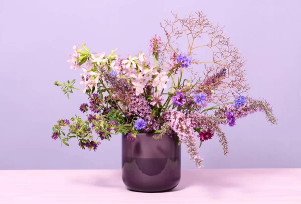 Ваза Красивим Літнім Букетом Фіолетових Тонах — стокове фото