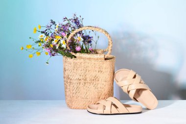 Poşetli ve çiçekli bej renkli kadın terlikleri