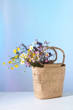 Yaban çiçekli kadın saman torbası.