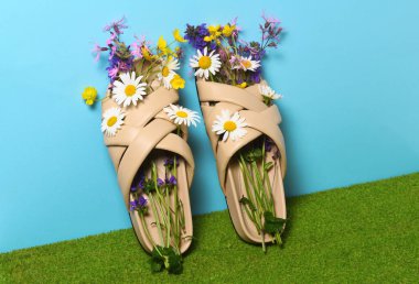 Çiçekli bej renkli bayan terlikleri