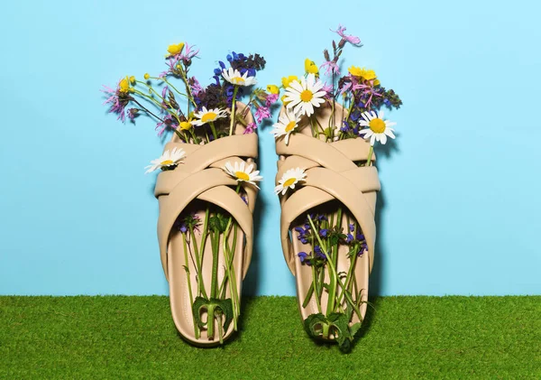 Çiçekli bej renkli bayan terlikleri