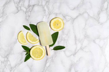 Mermer masada limonlu dondurma.