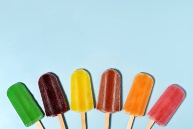 Açık mavi arkaplanda renkli dondurmalar