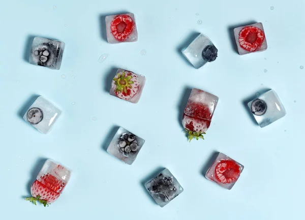 Cubos Hielo Con Bayas Sobre Fondo Azul Claro — Foto de Stock