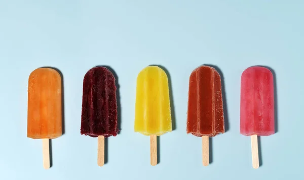 Paletas Colores Sobre Fondo Azul Claro — Foto de Stock