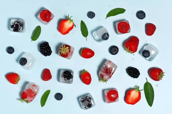 Eiswürfel Mit Beeren Auf Hellblauem Hintergrund — Stockfoto