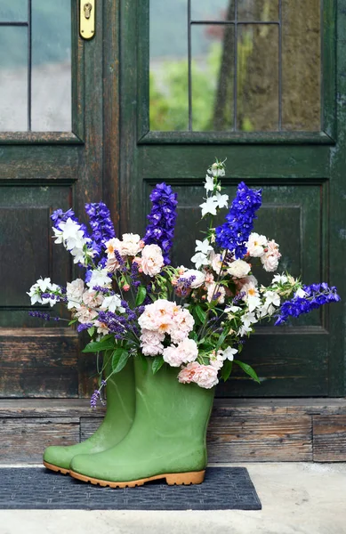 Rubber Boots Beautiful Flowers Door — Stock Photo, Image