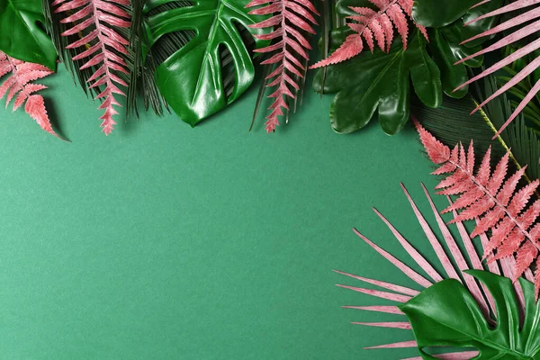 绿色和粉色热带树叶的框架 — 图库照片