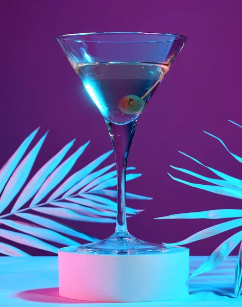 Martini Cocktail Mit Palmblättern Auf Violett Beleuchtetem Hintergrund — Stockfoto