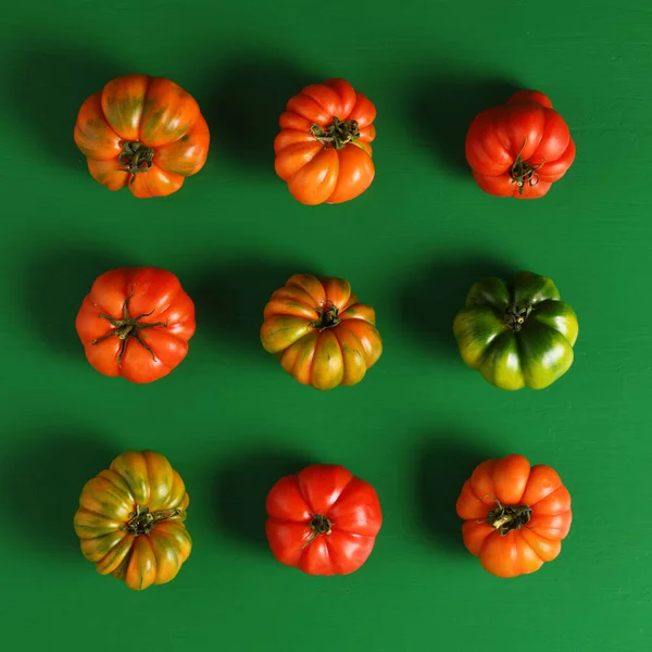 Från Grönt Till Rött Tomatkoncept — Stockfoto