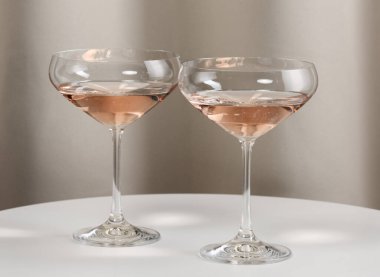 İki bardak gül şarabı.