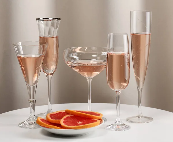 Arranjo Copos Diferentes Com Vinho Rosa Prato Com Toranja — Fotografia de Stock