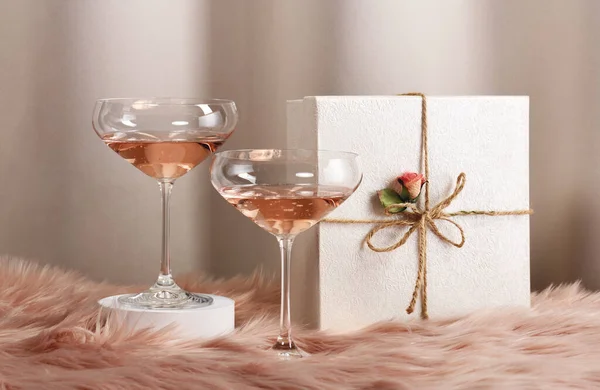 Dois Copos Com Vinho Rosa Presente Decorado — Fotografia de Stock