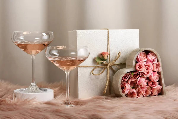 Два Бокала Розовым Вином Украшенные Подарки — стоковое фото