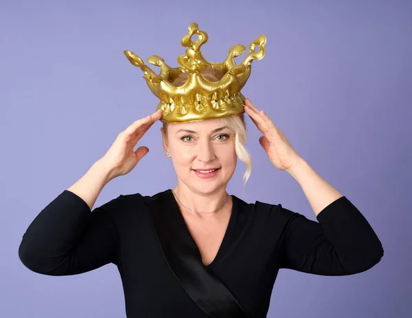 Porträtt Glad Kvinna Med Gyllene Krona Violett Bakgrund — Stockfoto