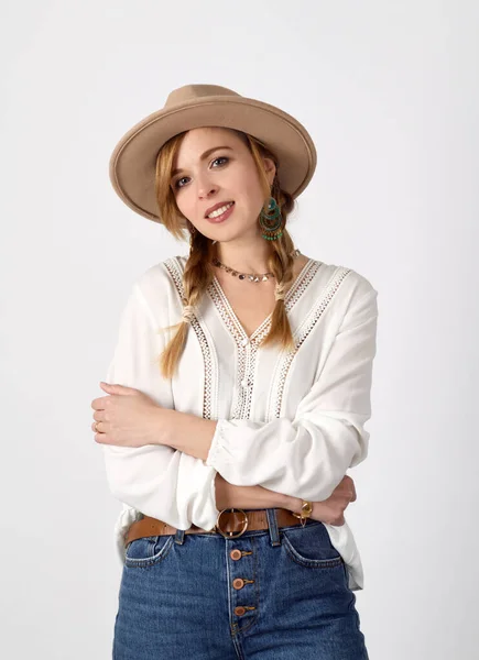 Linda Chica Sombrero Beige Posando Estudio —  Fotos de Stock