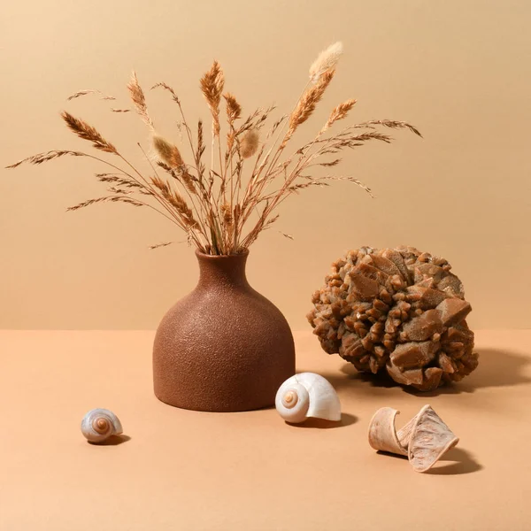 Vase Mit Bouquet Von Trockenem Gras Mineralien Und Muscheln — Stockfoto