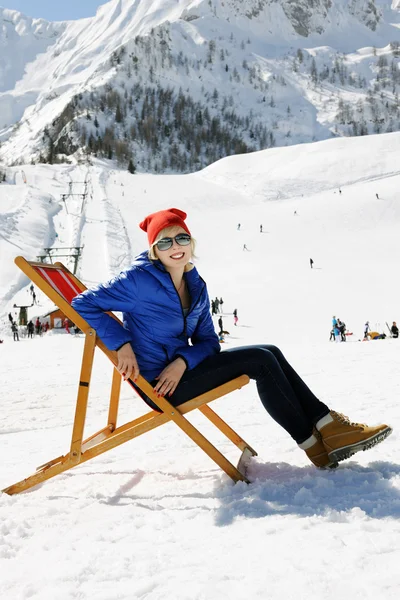 Chica en las montañas de invierno —  Fotos de Stock