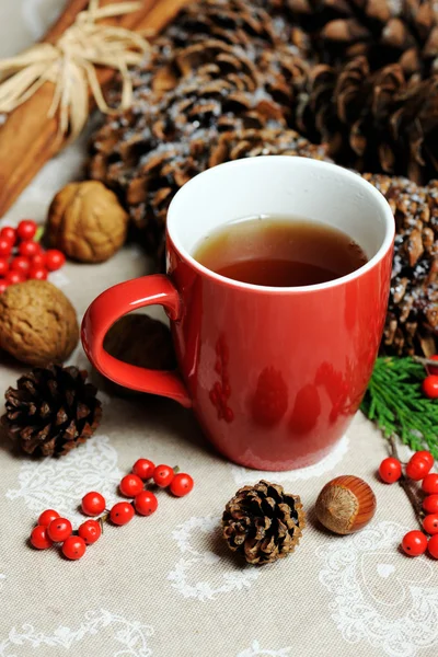 Taza roja con té caliente —  Fotos de Stock