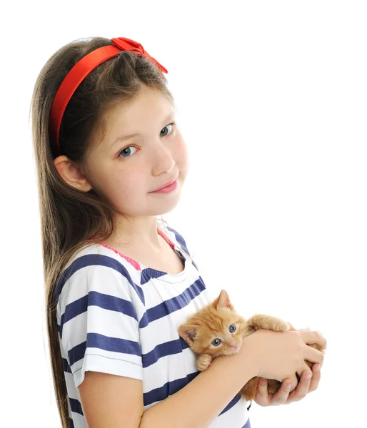 Meisje met rode kitty — Stockfoto