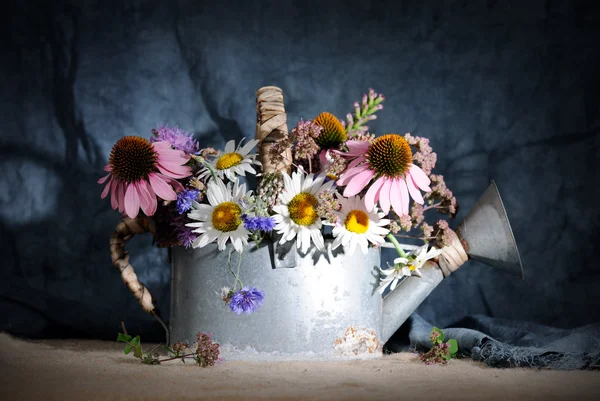 Gieter met wilde bloemen — Stockfoto