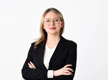 Beyaz arka planda neşeli iş kadını portresi