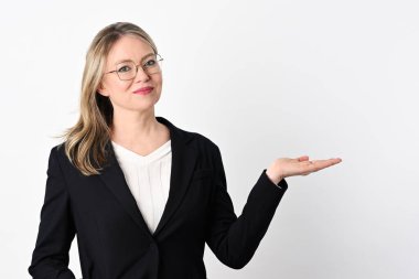 Beyaz arka planda neşeli iş kadını portresi