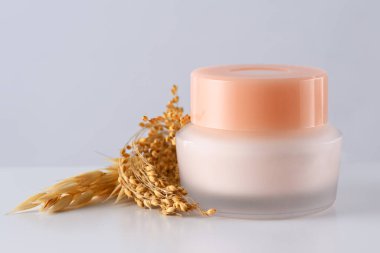 Kolajenle kaplanmış kozmetik krem kavanozu.