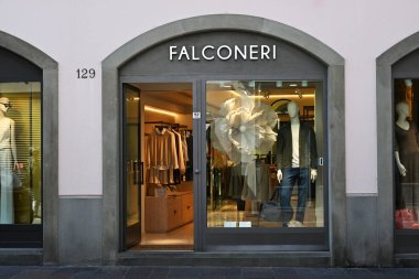 Bergamo, İtalya 30 Nisan 2025 girişi ve Douglas mağazası vitrinleri