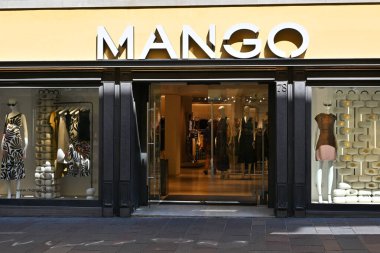 Bergamo, İtalya 30 Nisan 2025 girişi ve Douglas mağazası vitrinleri