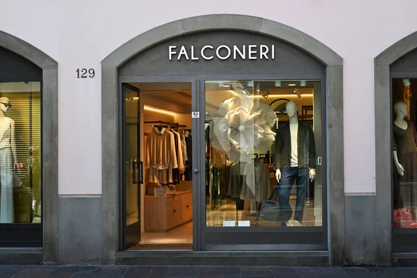 Bergamo, İtalya 30 Nisan 2025 girişi ve Douglas mağazası vitrinleri