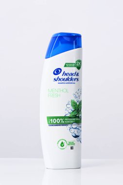 Bergamo, İtalya, 23 Eylül 2025. Beyaz arkaplanda kepek önleyici şampuan konteynırı