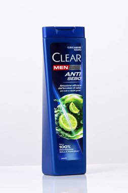 Bergamo, İtalya, 23 Eylül 2025. Temiz adamlar konteynırı beyaz arka planda kepek önleyici şampuan