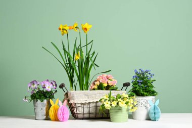 Yeşil arka planda bahar çiçekleri olan Paskalya süslemesi